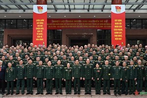 国防部长潘文江大将同与会代表合影留念。（图：人民军队报）