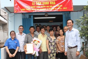 丰富会馆与地方领导向一华人户移交温情屋。