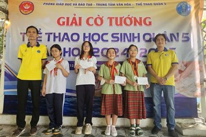 华人棋手范启源（左一）颁发奖项给女子组获奖者。