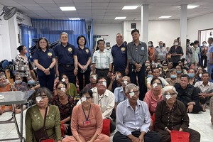 培德精舍护法理事会、澳洲越侨代表倪耀茂与术后白内障病人代表合摄。