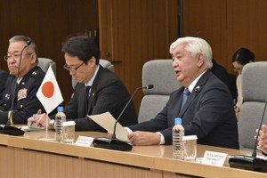 2024年12月10日，日本防卫相中谷元（右）在东京防卫省与美国国防部长劳埃德·奥斯汀举行会谈。（图：共同社）