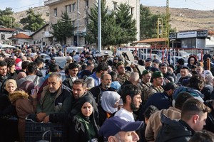 11月9日，大批叙利亚人在叙黎边境检查站等待过境许可。（图：Getty Images）