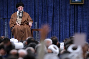 2024年12月11日，伊朗最高领袖哈梅内伊在德黑兰向一群伊朗人发表讲话。（图：互联网）