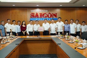 乂安省宣教处和报刊-传媒领导团与《西贡解放报》领导、干部合影。