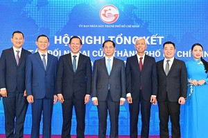 外交部长裴青山、市人委会主席潘文迈与各代表合影。