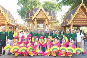 巡城活动前与七府古庙理事会合影。