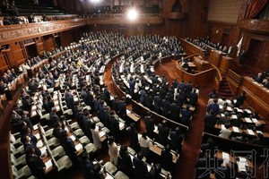 12月12日下午，日本众院全体会议表决通过了2024年度补充预算案。（图：共同社）