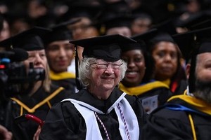 罗伯格(中)参加毕业典礼。（图：互联网）