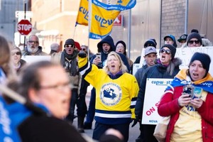 当地时间12月9日，加拿大邮政工人工会成员在总理特鲁多于哈利法克斯的演讲活动外集会。（图：La Presse Canadienne）