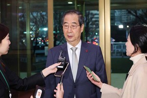 在中央政府首尔办公大楼，韩国国务总理韩 洙回答媒体提问。