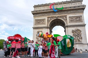 图为7月15日，在巴黎凯旋门，火炬手阿米尔与表演者互动。（图：互联网）