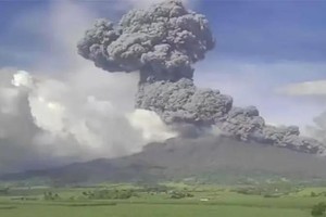 菲律宾中部活火山喷发，灰柱冲上天空高达3000公尺。（图：菲律宾气象局）