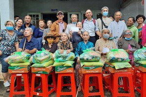 慈善团向同奈省定馆县盲人会发放礼物