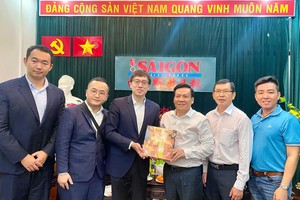 《中新社》香港分社向本报赠送纪念品。