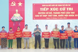 范明政总理向红旗县二十个天主教模范荣军、烈士家庭户赠送礼物。（图：越通社）