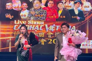 秀玲和光荣用歌声缅怀已故琼瑶作家。