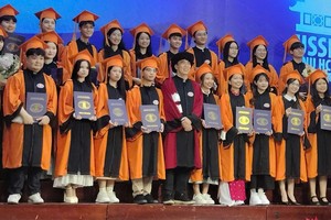 中国语文学系上百毕业生毕业