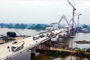 南定省横跨陶河上万亿元桥樑合龙