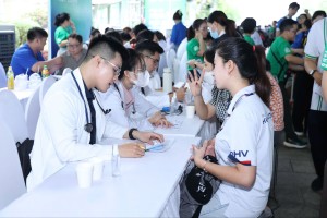 阮惠步行街免费为市民诊病