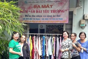 向妇女赠送越南长衫