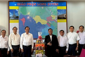 市人委会主席潘文迈前往安江省东川市教区祝贺圣诞节。