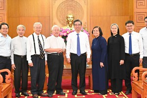 市委副书记阮福禄与各位天主教、基督教神职人士合影。