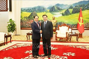 越南政府副总理兼外长裴青山与老挝人民革命党总书记、国家主席通伦‧西苏里。（图：越通社）
