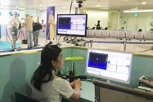 新山一机场通过远程体温测量系统持续监控入境旅客。（图：丹芳）