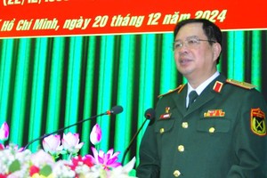 市司令部军事党委常务副书记、政委潘文称少将发表讲话。