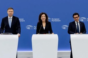 欧盟委员会负责经济事务的委员东布罗夫斯基斯（左一）、负责社会权利等事务的执行副主席门萨图（中）、负责产业战略等事务的执行副主席塞茹尔内当地时间18日，在发布会上介绍欧盟依据“欧洲学期”机制发布成员国宏观经济预警报告。