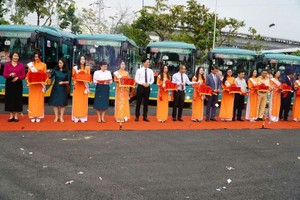 连接地铁1号线17条巴士线正式开通