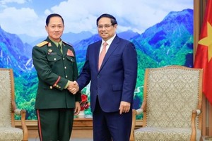 政府总理范明政（右）接见老挝国防部部长坎良‧乌塔凯松上将。（图：陈海）