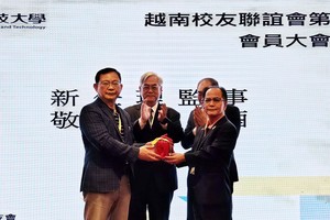 郑文忠连任会长。