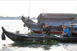 国际游客体验东川市水上集市活动。（图：越通社）