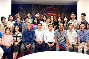 本报领导与各位文艺工作者在聚会上合照。