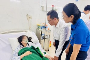 探望慰问新平郡火警伤者