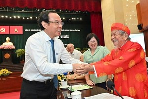 市委书记阮文年欢迎阮廷泗研究家。