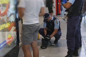 被捕者中包括据称携带菜刀的青少年。（图：9News）