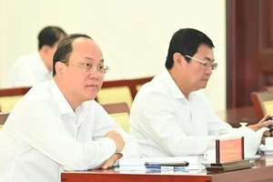 市委常务副书记阮胡海（左）主持会议。（图：越勇）