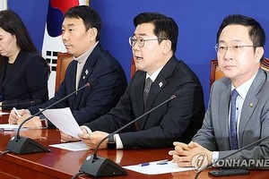 12月22日，在国会，共同民主党党鞭朴赞大（右二）在记者会上发言。（图：韩联社）