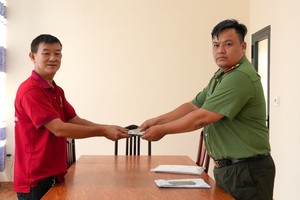 杨国军把款项交给公安机关。