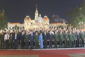 国会主席陈青敏和各位代表出席题为“为人民献身” 的“永不忘记之歌”文艺演出与音乐会。（图：越通社）
