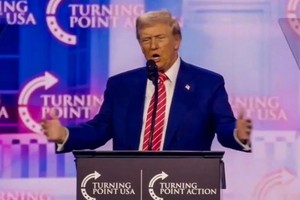 当地时间22日，特朗普在美国亚利桑那州凤凰城发表讲话。（图：互联网）