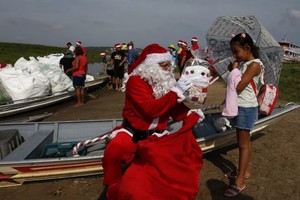 圣诞老人乘船为儿童送礼