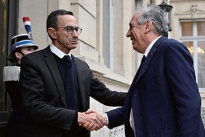 法国看守政府内政部长勒塔约 (左)留任新政府内政部长。（图：互联网）