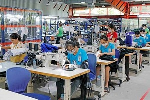 纺织品成衣部门是经济增长的重要支柱。（图：越通社）