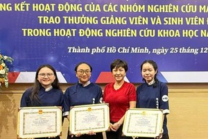 市师范大学中文系获奖学生合影。