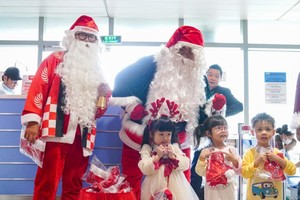 越捷航空圣诞老人向乘客赠送礼物。