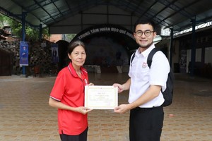 家乡人道中心管理员向与越华国际学校学务部主任陈家华主任（右）送感谢状。