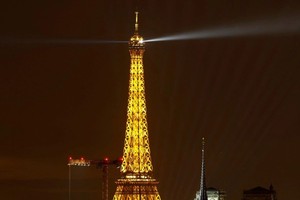 埃菲尔铁塔是著名景点之一。